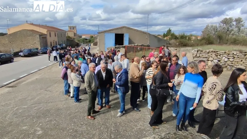 En Guadramiro se preparan con una paella para afrontar una larga noche y un domingo de lo más intenso / CORRAL 