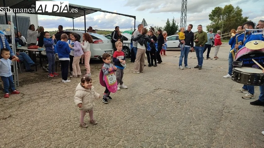 Divertidos disfraces con multitud de personajes ponían colorido a la yincana / CORRAL