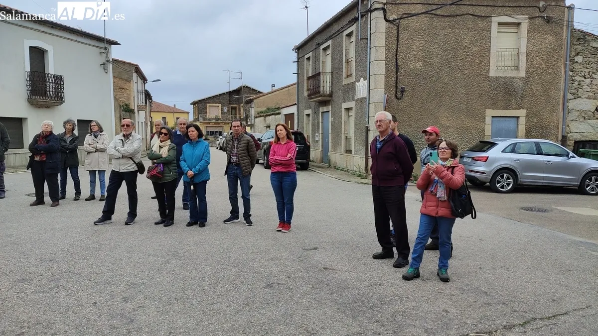 Colocación en Villavieja de Yeltes de un stolperstein en memoria de Francisco Cuadrado Sierra, villaviejense asesinado por los nazis en 1944 / CORRAL
