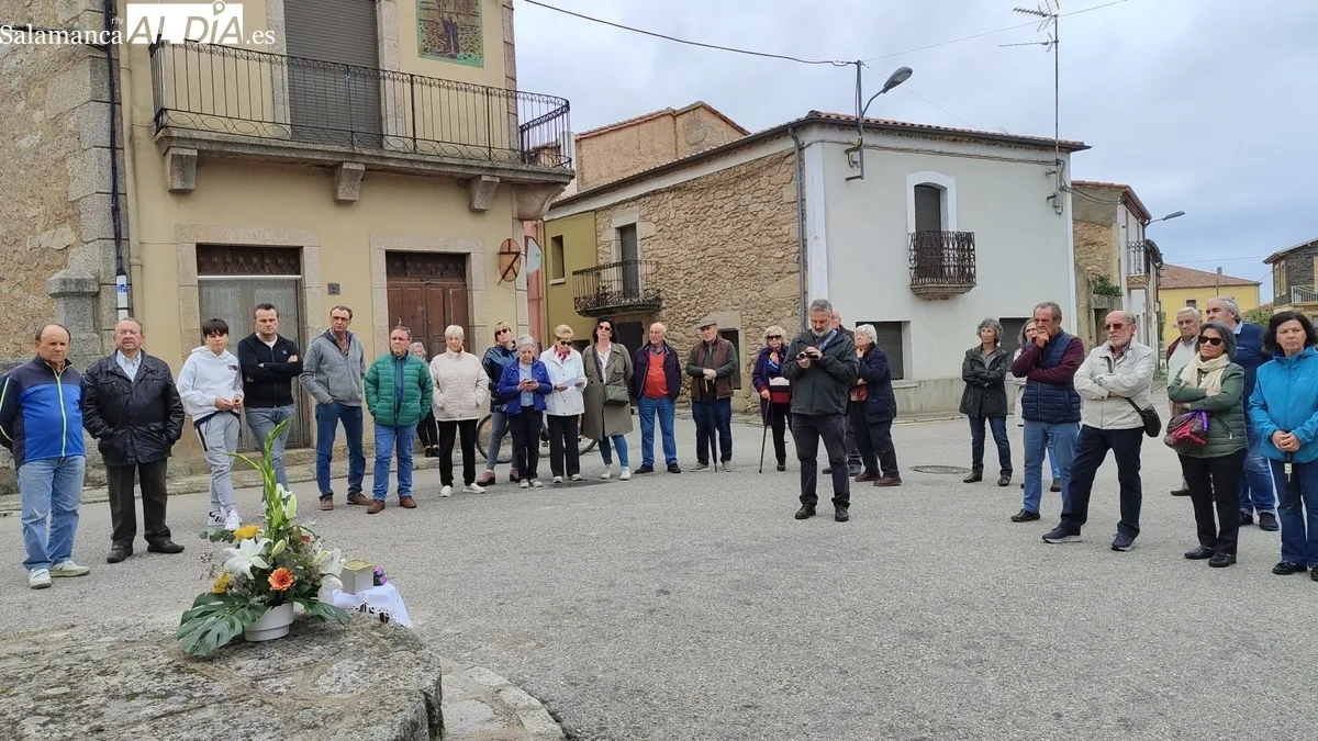 Colocación en Villavieja de Yeltes de un stolperstein en memoria de Francisco Cuadrado Sierra, villaviejense asesinado por los nazis en 1944 / CORRAL