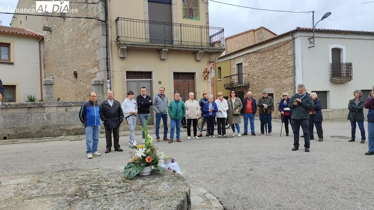 Colocación en Villavieja de Yeltes de un stolperstein en memoria de Francisco Cuadrado Sierra, villaviejense asesinado por los nazis en 1944 / CORRAL