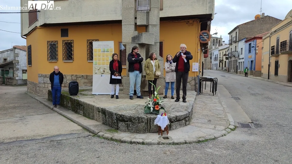 Colocación en Villavieja de Yeltes de un stolperstein en memoria de Francisco Cuadrado Sierra, villaviejense asesinado por los nazis en 1944 / CORRAL