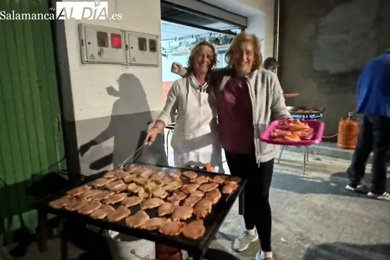 Foto 2 - Lomo, bocadillos y buen ambiente, protagonistas del arranque de las fiestas chicas en Mancera de Abajo