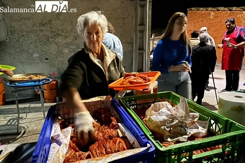 Foto 3 - Lomo, bocadillos y buen ambiente, protagonistas del arranque de las fiestas chicas en Mancera de Abajo