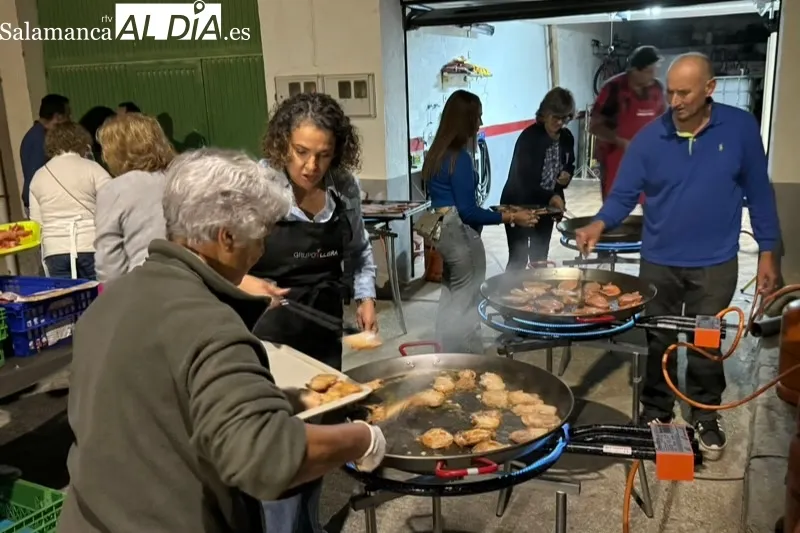 Foto 7 - Lomo, bocadillos y buen ambiente, protagonistas del arranque de las fiestas chicas en Mancera de Abajo