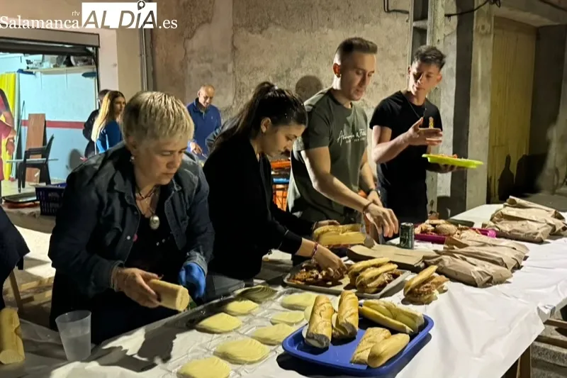Foto 9 - Lomo, bocadillos y buen ambiente, protagonistas del arranque de las fiestas chicas en Mancera de Abajo