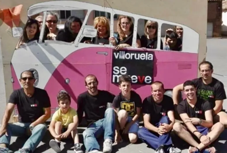 Foto 2 - Reciclaje y colaboraci&oacute;n vecinal para hacer un gran &aacute;rbol de Navidad en Villoruela 