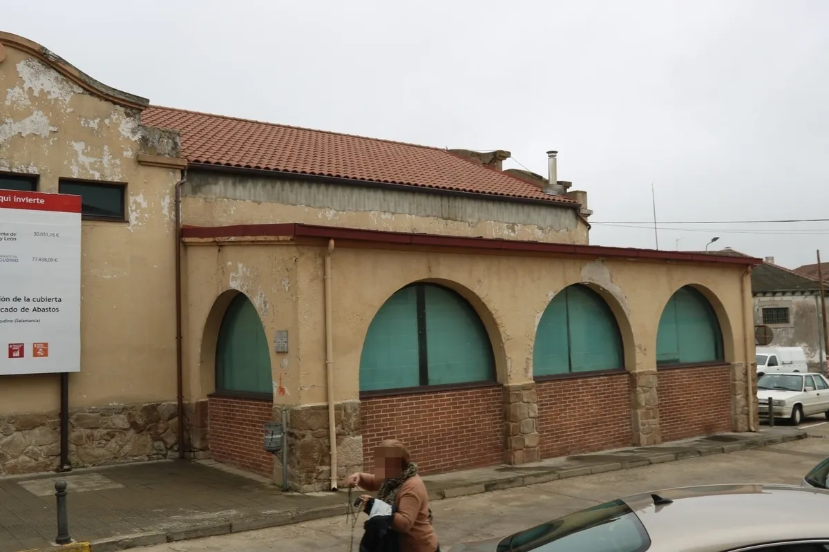 Espacios adyacentes a la nave central del Mercado de Abastos de Vitigudino, y a los que se sustituirán las cubiertas / CORRAL