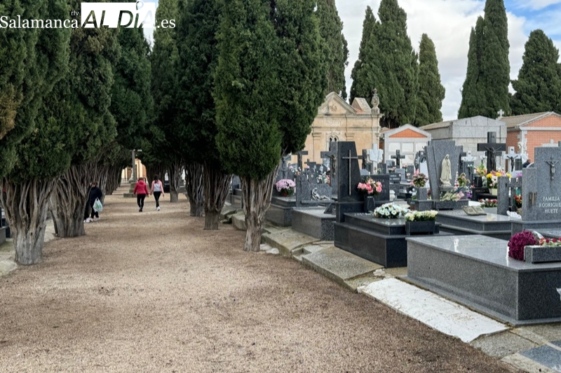 Cientos de personas visitan el cementerio para preparar y honrar a sus difuntos en la jornada previa al Día de Todos los Santos