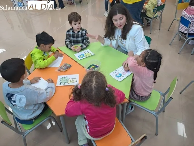 La concejala de Familia e Igualdad de Oportunidades, Miryam Rodríguez, durante su visita a la ludoteca en el Centro Municipal Integrado (CMI) Victoria Adrados. Fotos: Víctor Jiménez