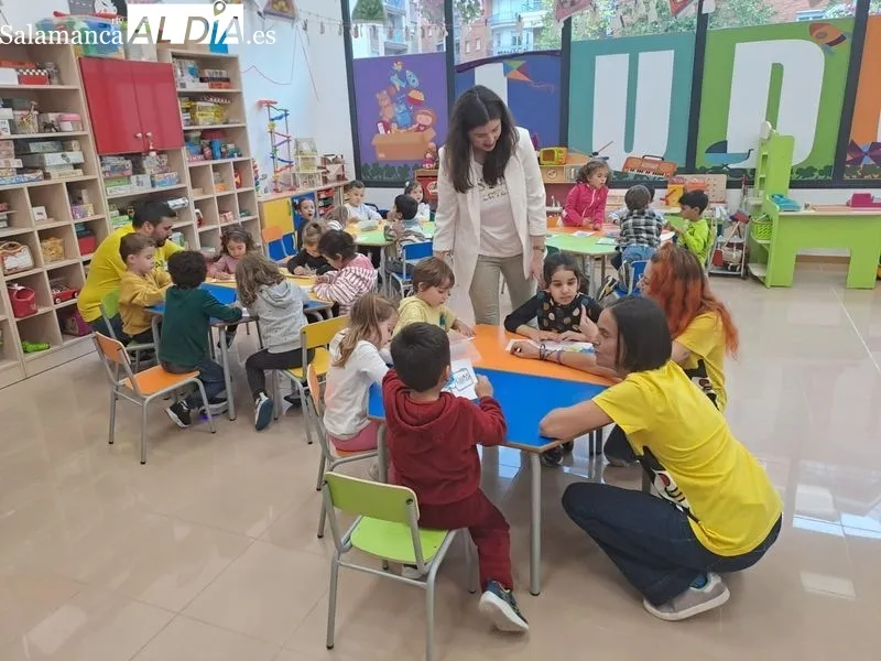 La concejala de Familia e Igualdad de Oportunidades, Miryam Rodríguez, durante su visita a la ludoteca en el Centro Municipal Integrado (CMI) Victoria Adrados. Fotos: Víctor Jiménez