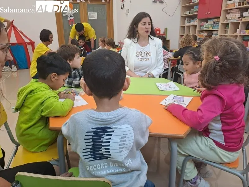 La concejala de Familia e Igualdad de Oportunidades, Miryam Rodríguez, durante su visita a la ludoteca en el Centro Municipal Integrado (CMI) Victoria Adrados. Fotos: Víctor Jiménez