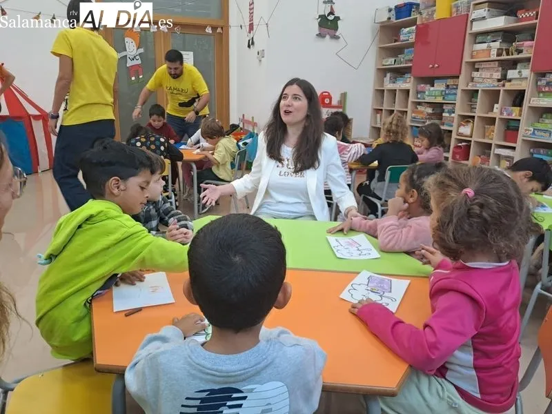 La concejala de Familia e Igualdad de Oportunidades, Miryam Rodríguez, durante su visita a la ludoteca en el Centro Municipal Integrado (CMI) Victoria Adrados. Fotos: Víctor Jiménez