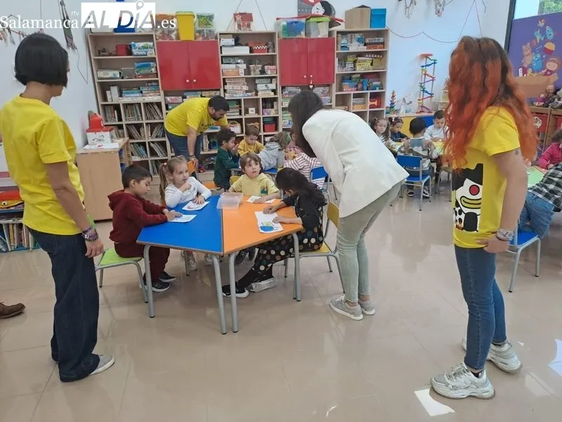 La concejala de Familia e Igualdad de Oportunidades, Miryam Rodríguez, durante su visita a la ludoteca en el Centro Municipal Integrado (CMI) Victoria Adrados. Fotos: Víctor Jiménez