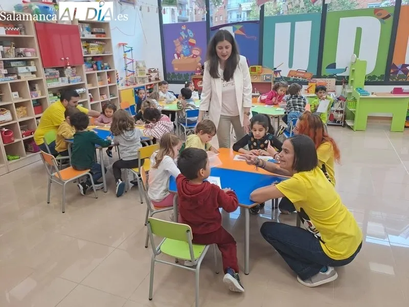La concejala de Familia e Igualdad de Oportunidades, Miryam Rodríguez, durante su visita a la ludoteca en el Centro Municipal Integrado (CMI) Victoria Adrados. Fotos: Víctor Jiménez