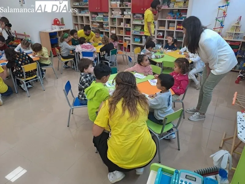 La concejala de Familia e Igualdad de Oportunidades, Miryam Rodríguez, durante su visita a la ludoteca en el Centro Municipal Integrado (CMI) Victoria Adrados. Fotos: Víctor Jiménez