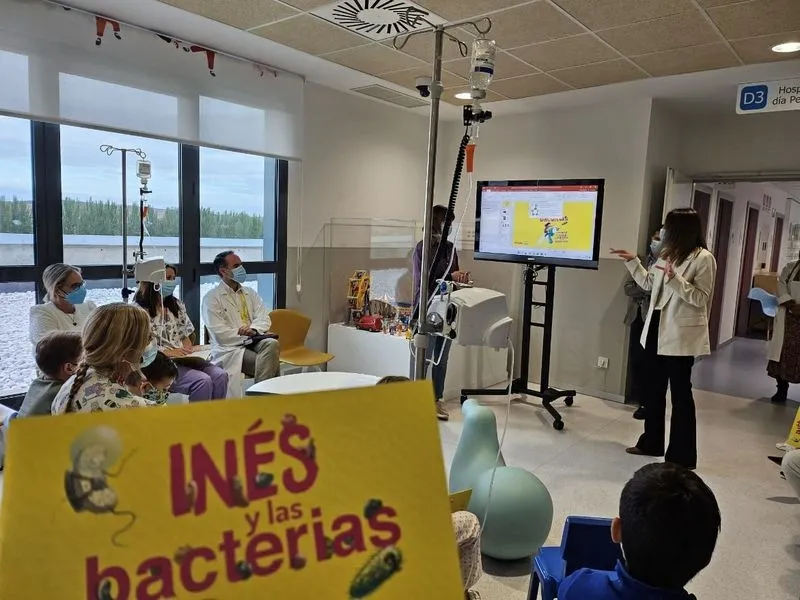 Foto 3 - 'In&eacute;s y las bacterias' llega al Hospital de Salamanca