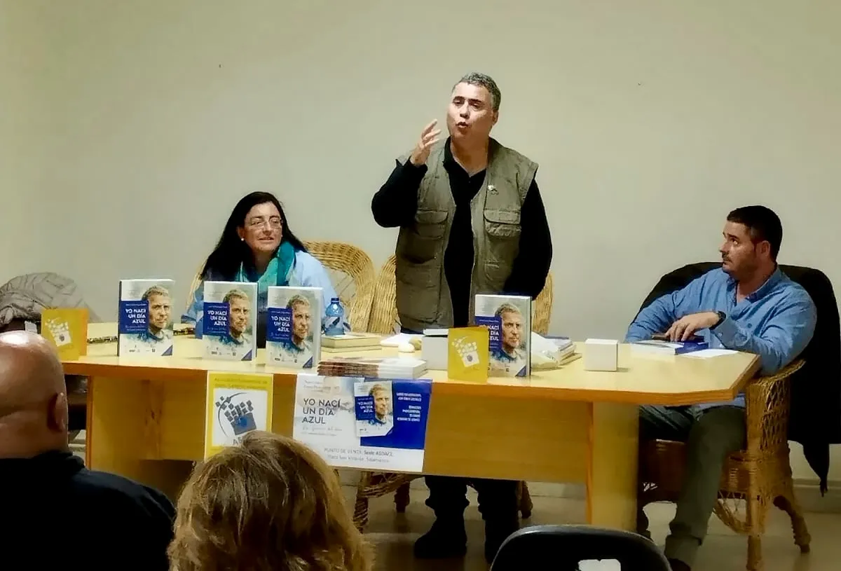 Foto 3 - Arabayona de M&oacute;gica inicia sus fiestas patronales con la presentaci&oacute;n del libro &lsquo;Yo nac&iacute; un d&iacute;a azul&rsquo; de Juan Carlos L&oacute;pez Pinto