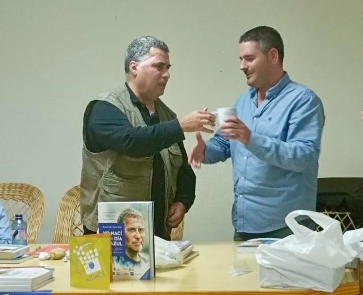 Foto 2 - Arabayona de M&oacute;gica inicia sus fiestas patronales con la presentaci&oacute;n del libro &lsquo;Yo nac&iacute; un d&iacute;a azul&rsquo; de Juan Carlos L&oacute;pez Pinto