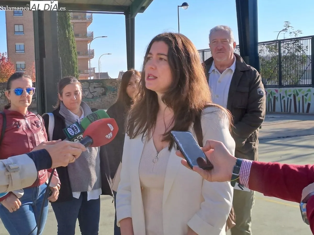 La concejala de Familia e Igualdad de Oportunidades, Miryam Rodríguez, en las pistas municipales de Mariano Torres, en Prosperidad, donde se culmina un mural dentro del programa  formación y empleo ‘Prado Panaderos’. Foto de Víctor Jiménez