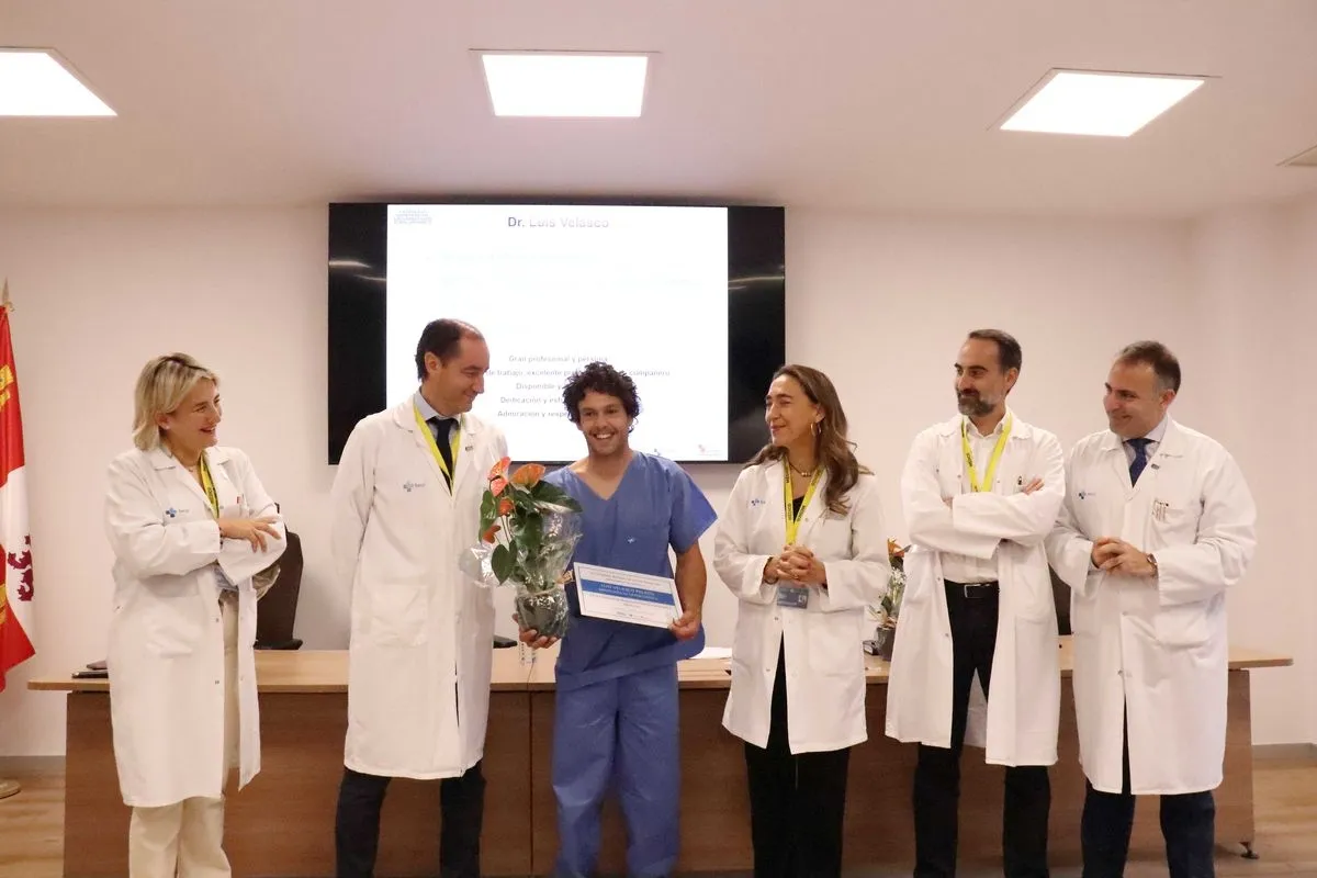 Entrega del  premio del II Reconocimiento Profesional del CAUSA a Luis Velasco