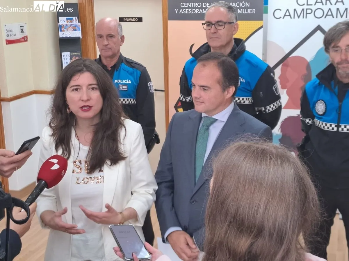 La concejala de Familia e Igualdad de Oportunidades, Miryam Rodríguez, y el concejal de Protección Ciudadana, Ángel Molina, visitan los talleres de autodefensa para mujeres en Salamanca. Foto de Víctor Jiménez