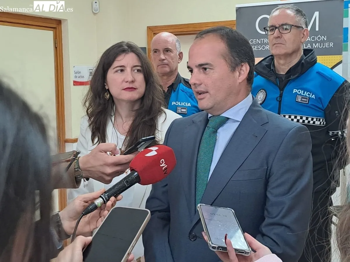 La concejala de Familia e Igualdad de Oportunidades, Miryam Rodríguez, y el concejal de Protección Ciudadana, Ángel Molina, visitan los talleres de autodefensa para mujeres en Salamanca. Foto de Víctor Jiménez
