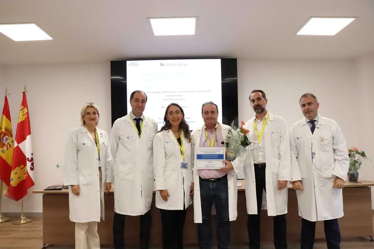 Entrega del  premio del II Reconocimiento Profesional del CAUSA a Pedro Soria