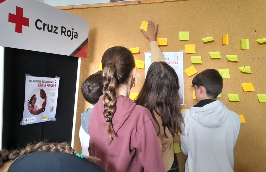 Foto 2 - Cruz Roja conciencia a los alumnos del Fray Diego sobre la experiencia de los mayores