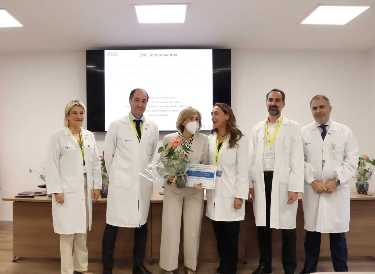 Entrega del  premio del II Reconocimiento Profesional del CAUSA a Teresa Santos