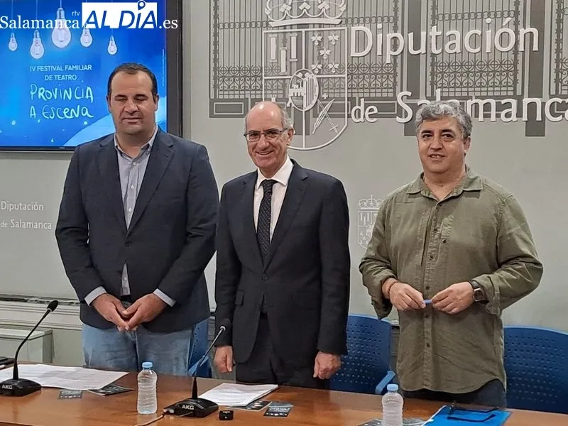 Presentación del IV Festival Provincia a escena con David Mingo, diputado de Cultura, Javier Iglesias, presidente de la Diputación de Salamanca, el director de la Feria de Teatro de Ciudad Rodrigo, Manuel González. Foto de Víctor Jiménez