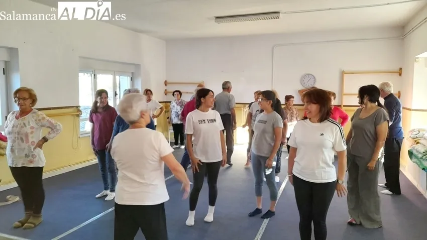 Taller de yoga en Cipérez con casi 25 participantes  