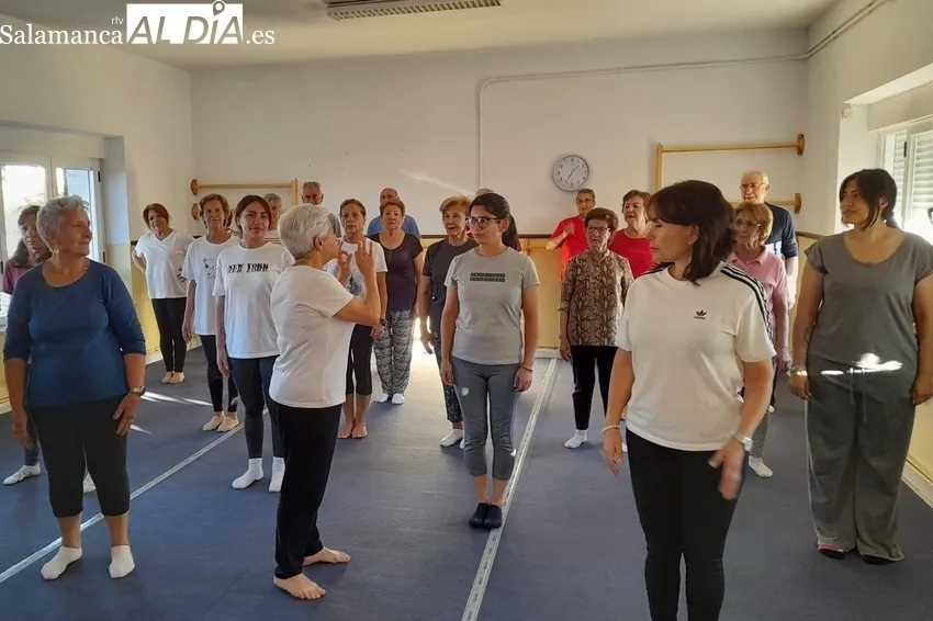 Taller de yoga en Cipérez con casi 25 participantes  