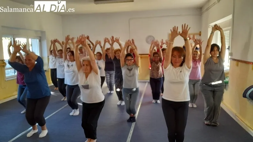 Taller de yoga en Cipérez con casi 25 participantes  