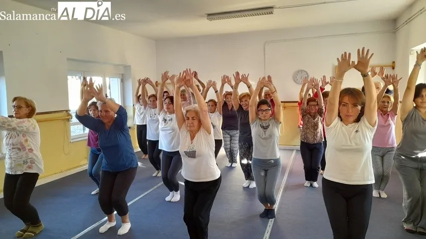Taller de yoga en Cipérez con casi 25 participantes  