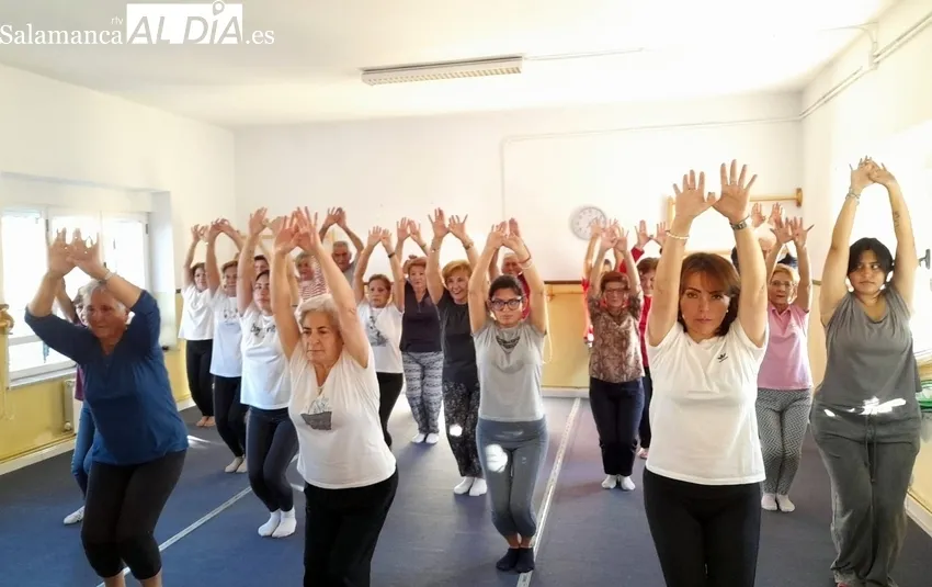 Taller de yoga en Cipérez con casi 25 participantes  