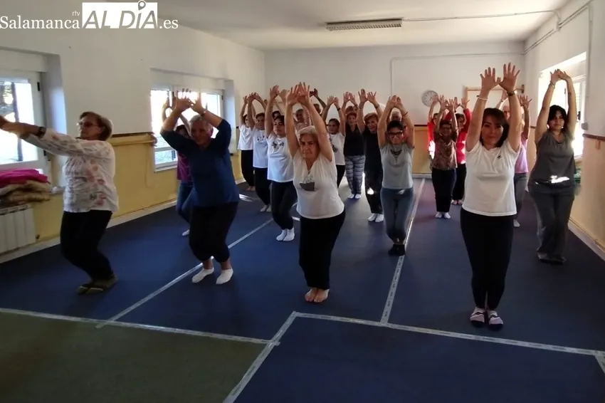 Taller de yoga en Cipérez con casi 25 participantes  