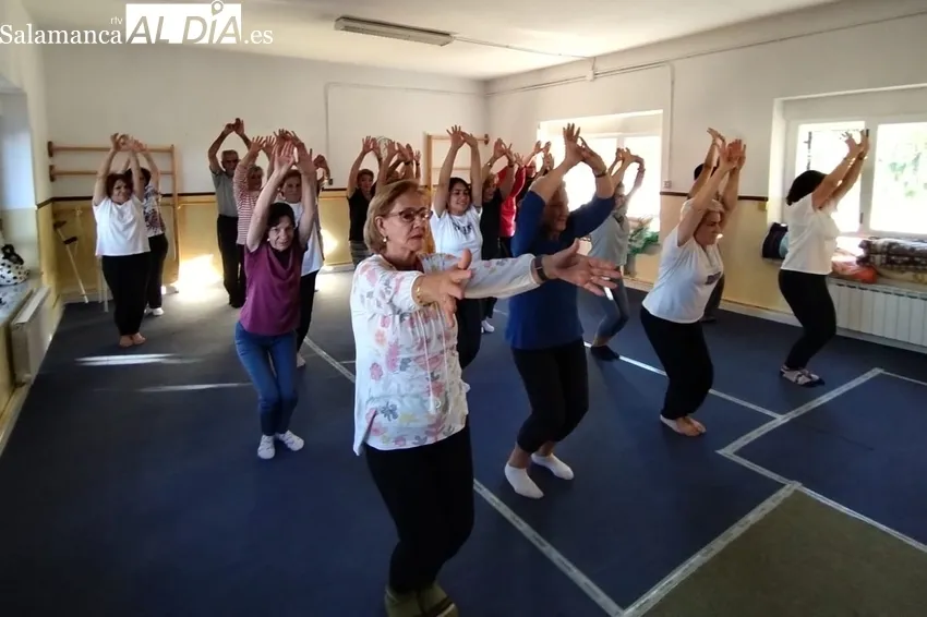 Taller de yoga en Cipérez con casi 25 participantes  