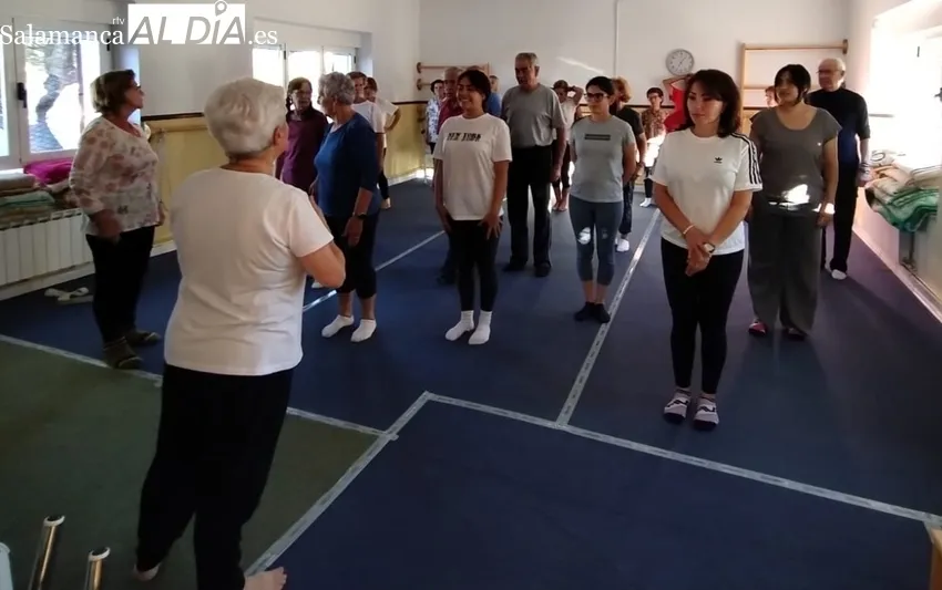 Taller de yoga en Cipérez con casi 25 participantes  