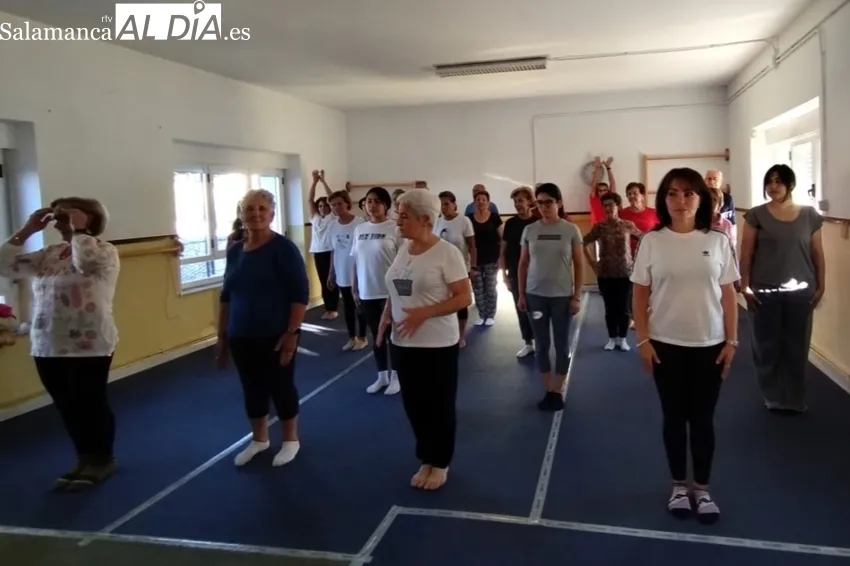 Taller de yoga en Cipérez con casi 25 participantes  