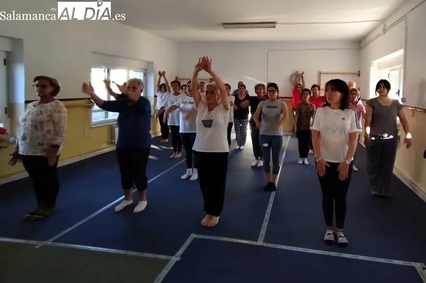 Taller de yoga en Cipérez con casi 25 participantes  