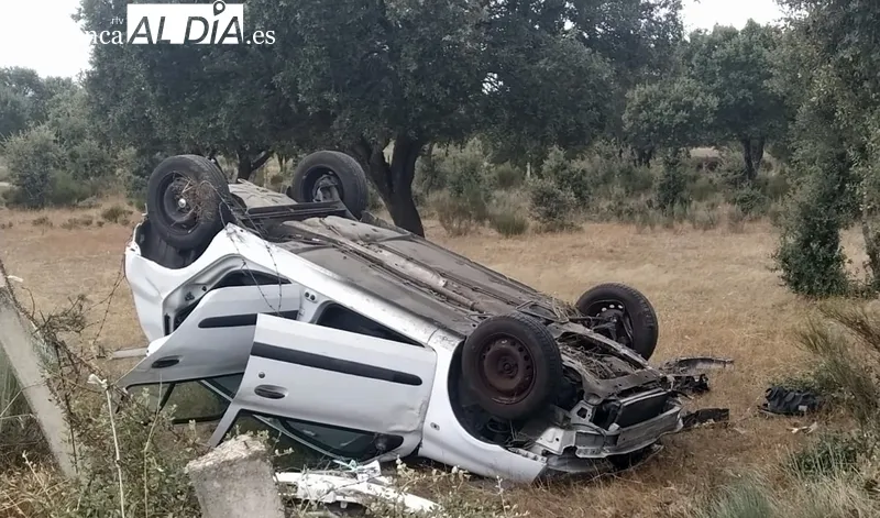 Accidente con salida de vía y vuelco en el km 35 de la CL-517, a la altura de Villaseco de los Gamitos 