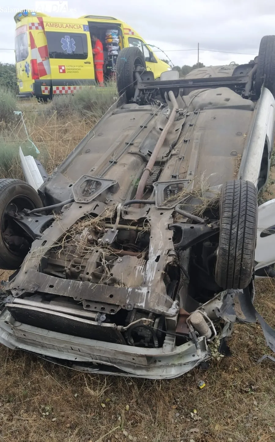 Accidente con salida de vía y vuelco en el km 35 de la CL-517, a la altura de Villaseco de los Gamitos 