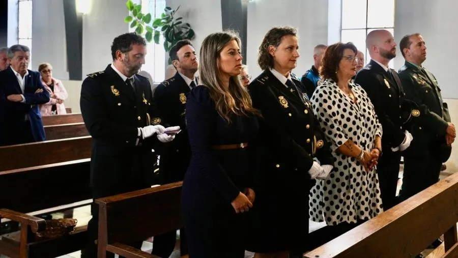 Foto 4 - La Polic&iacute;a Nacional de Fuentes de O&ntilde;oro honra a sus patronos en el Bicentenario del Cuerpo