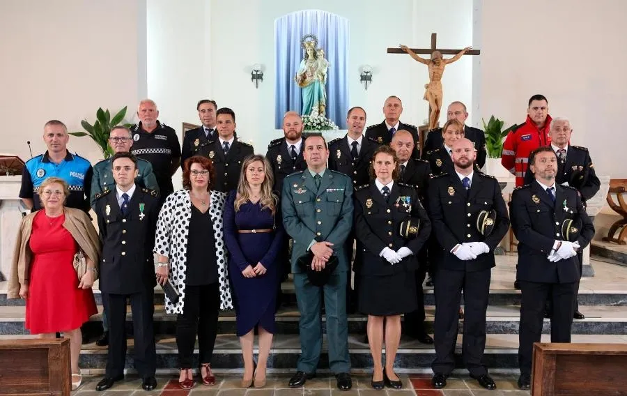 Foto 3 - La Polic&iacute;a Nacional de Fuentes de O&ntilde;oro honra a sus patronos en el Bicentenario del Cuerpo