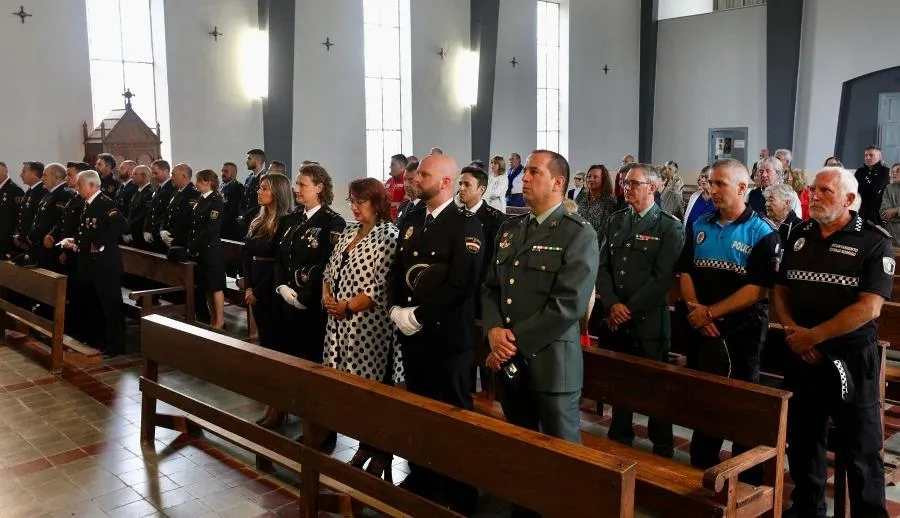 Foto 2 - La Polic&iacute;a Nacional de Fuentes de O&ntilde;oro honra a sus patronos en el Bicentenario del Cuerpo