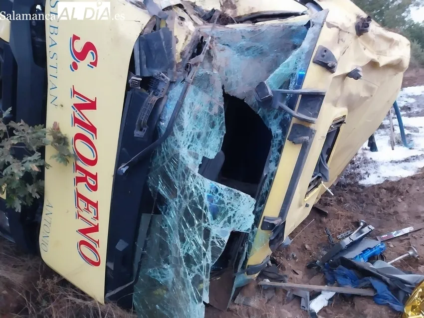 Bomberos de los parques de Vitigudino y Ledesma participaron en las labores de escarcelación del conductor del camión 
