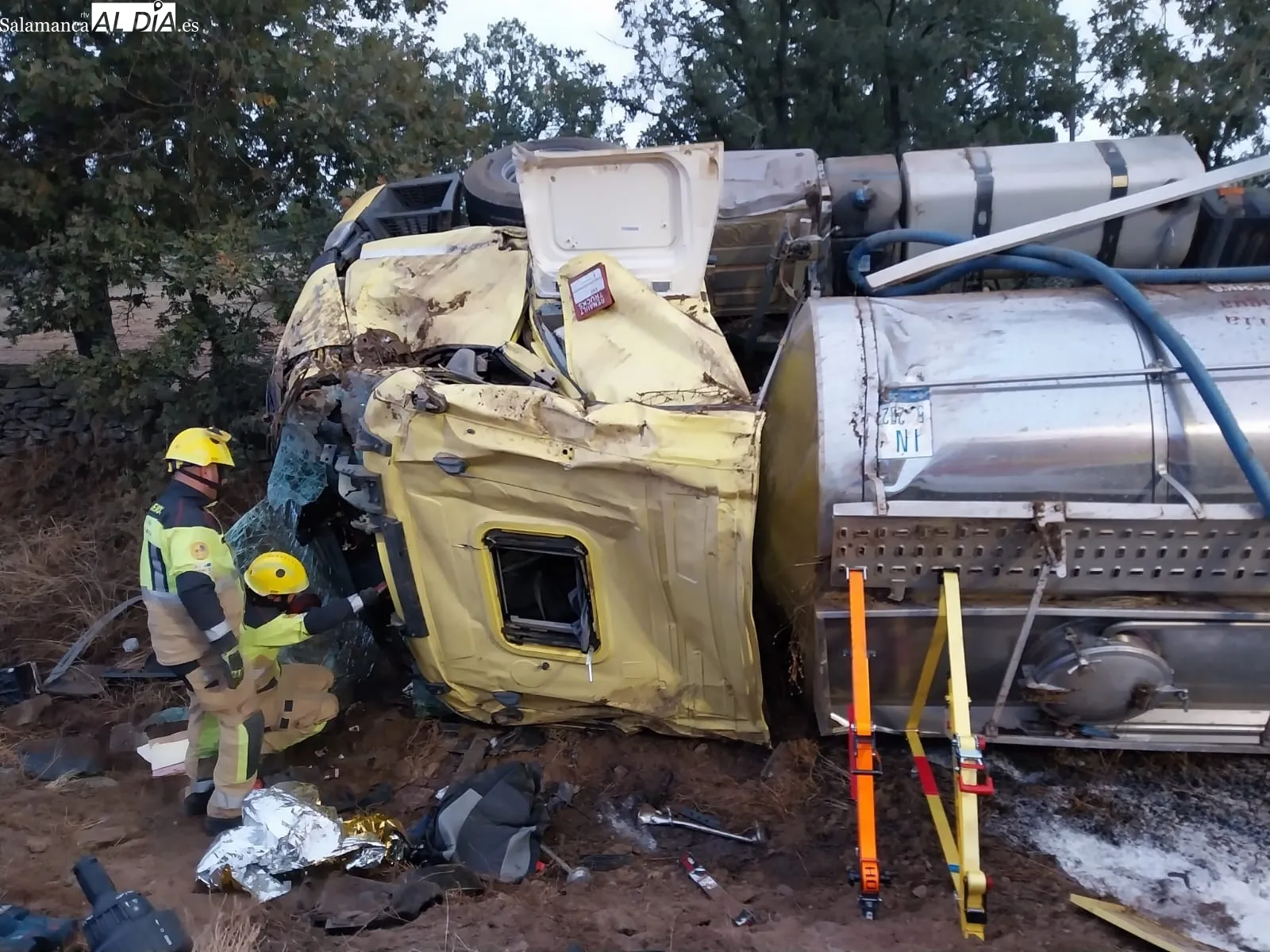 Bomberos de los parques de Vitigudino y Ledesma participaron en las labores de escarcelación del conductor del camión 