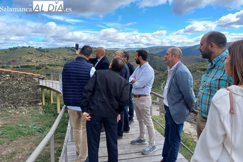 Pasarela inaugurada este año y que rodea la muralla de Freixo 