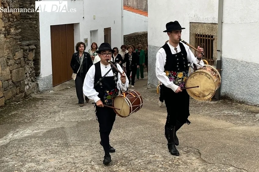 Celebración del ofertorio de roscas de piñonate a la Virgen del Rosario en Saucelle 